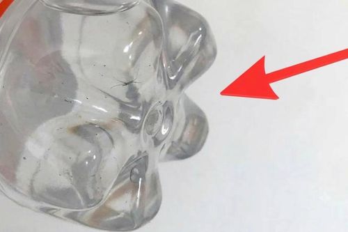 Vì sao đáy chai nhựa thường lồi lõm?