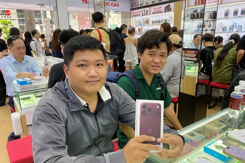 Những khách hàng đầu tiên ở TP.HCM nhận iPhone 18 series