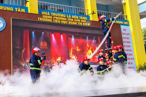 Học sinh tiểu học hóa thân thành lính cứu hỏa, học kỹ năng thoát nạn