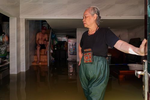 Hà Nội: 5 ngày người dân Tứ Liên sống chật vật trong cảnh ngập lụt