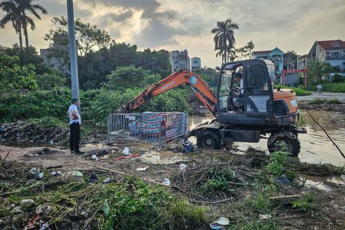 Vụ nam sinh tử vong dưới cống: Máy xúc và rào chắn được đưa tới điểm ngập