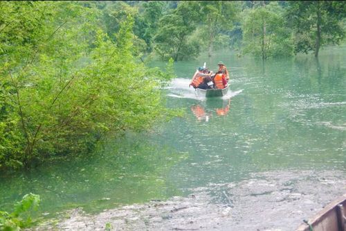 Bản làng bị lũ chia cắt, cán bộ, giáo viên đi đò 2km vào làm nhiệm vụ