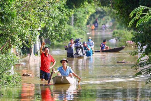 Sông Bùi vượt báo động 3, đê ngập sâu, dân Xuân Mai lũ lượt di dời