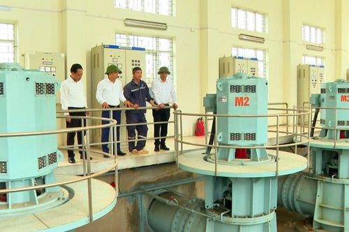 Xã Tam Hưng: Kịp thời tiêu thoát nước, bảo vệ sản xuất và dân sinh