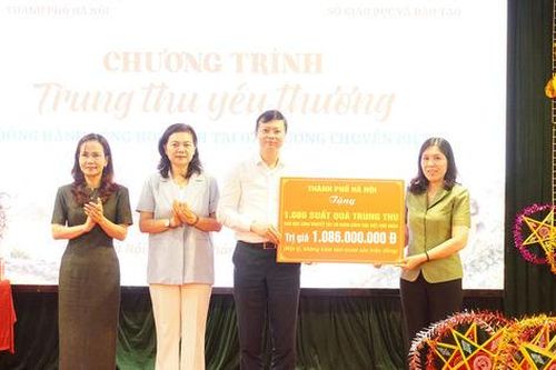 'Trung thu yêu thương' đến với các em học sinh đặc biệt