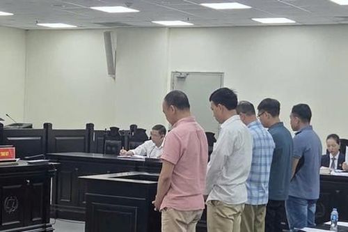 Thuyền trưởng hầu toà vì bán dầu ngay trên biển