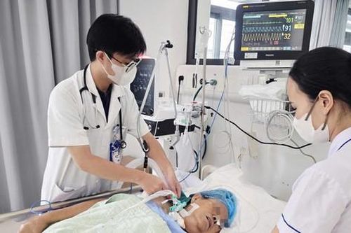 Cụ bà 71 tuổi nguy kịch sau khi bị gai hoa giấy đâm vào chân
