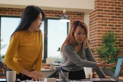 Muốn kiếm tiền và thoát cảnh chật vật, người làm công ăn lương cần thay đổi 3 điều