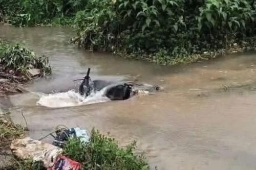 Hà Nội: Xuyên đêm tìm kiếm nam sinh viên năm nhất nghi bị nước cuốn xuống cống mất tích