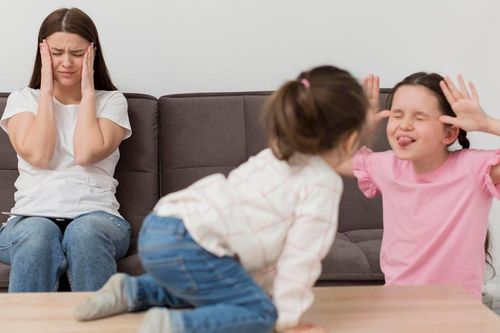 Đừng để quá trễ: 5 hành vi ở trẻ khiến cha mẹ phải bất lực bật khóc sau này