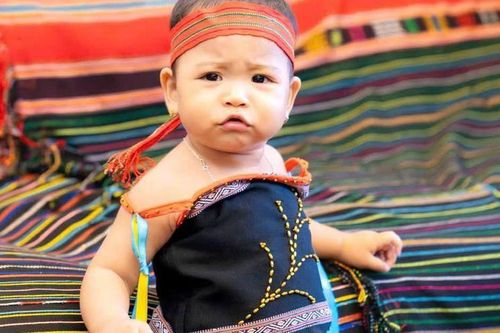 Khoảnh khắc đáng yêu của con gái H'Hen Niê khi tròn 1 tuổi