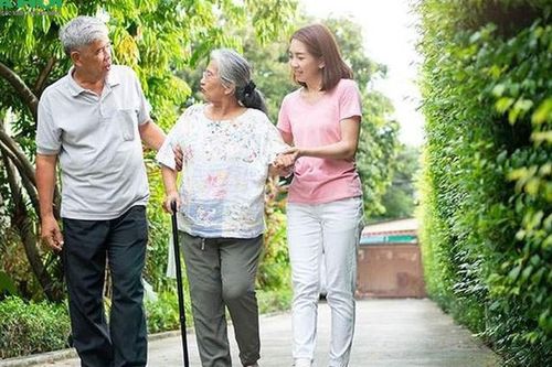 Cha mẹ để lại tài sản cho con cái đôi khi không phải tiền bạc: 3 cách sống này đáng giá hơn cả một gia tài