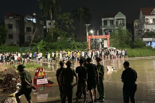 Xót xa tân sinh viên nghi bị nước cuốn mất tích trên phố ngập