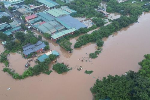 Nước sông dâng cao, cầu nối 2 xã của Hà Nội mất dấu