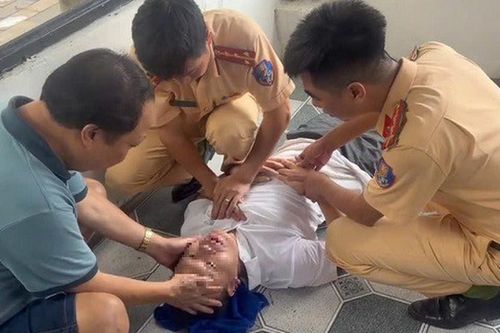 Xúc động hình ảnh CSGT sơ cứu, đưa người đàn ông đột quỵ đến bệnh viện