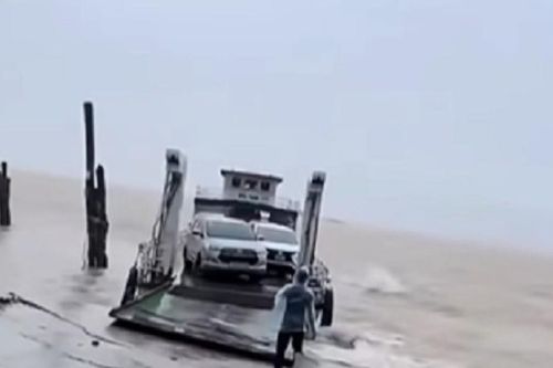 Cục CSGT vào cuộc xác minh clip phà chở người và phương tiện mất ATGT đường thủy