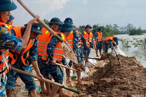 Những người lính Không quân lội bùn gia cố đê Vàng