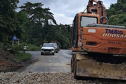 Cập nhật tình hình tắc đường do mưa lũ tại Thanh Hóa, Nghệ An