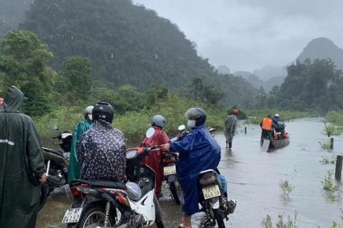 Giáo viên vùng cao vượt lũ vào bản với học trò