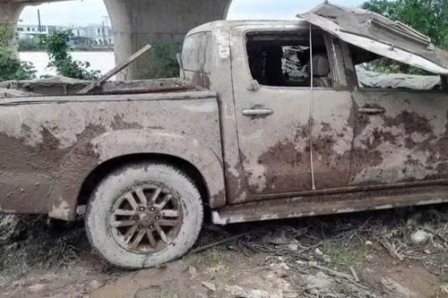 Vi sao có xương người trong chiếc xe ô tô chìm dưới kênh nước?