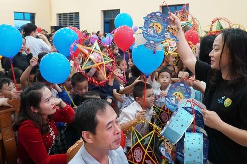 Người làm báo Xứ Nghệ mang 'Vầng trăng yêu thương' đến trẻ em vùng biên