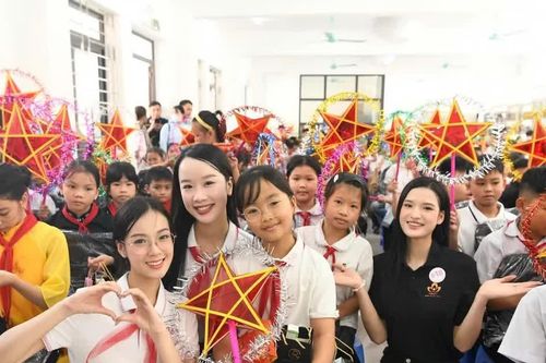 Thí sinh Hoa hậu Việt Nam 2026 mang Trung Thu sớm tới các em nhỏ vùng cao