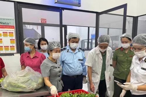 Kiểm tra đột xuất bữa ăn bán trú tại trường học
