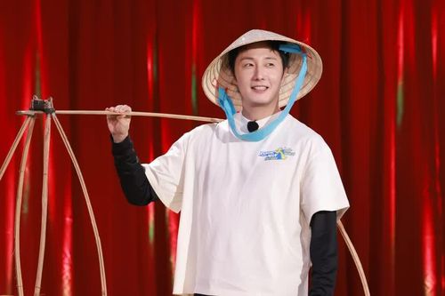 Tài tử Hàn Quốc Jung Il Woo đội nón lá, hóa người bán hàng rong tại Running Man Vietnam 2026