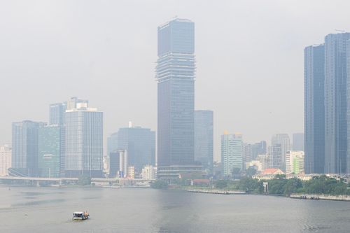 Bầu trời TP.HCM mờ đục, ngay cả khi có nắng