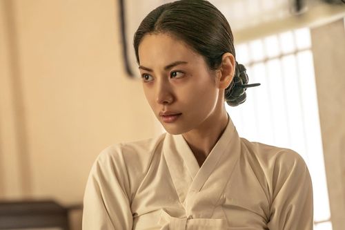 Mỹ nhân Nana đóng cảnh táo bạo gây tranh luận