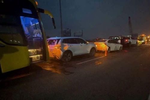 5 xe đâm nhau liên hoàn trên cao tốc vì không giữ khoảng cách