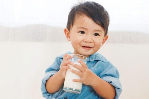 Trẻ nên uống sữa thời điểm nào?
