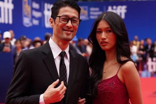 Johnny Trí Nguyễn cùng con gái đi thảm đỏ