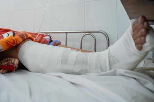 Vụ nhánh cây rơi trúng vợ chồng ở TP.HCM: Tình hình sức khỏe người vợ