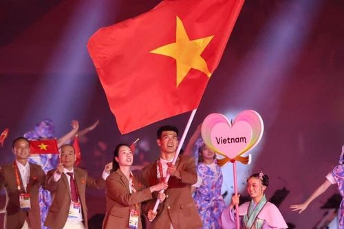 Cầu thủ cao 1,96 m dẫn đầu đoàn Việt Nam ở lễ khai mạc ASIAD 2026