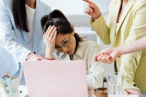 Đặt ranh giới để giáo viên không phải trả lời tin nhắn phụ huynh 24/7
