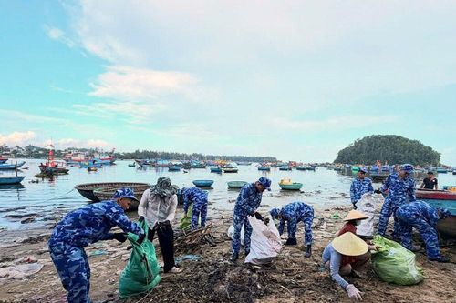 Cảnh sát biển 'xắn tay áo' cùng ngư dân làm sạch môi trường biển