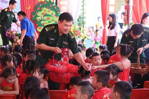 Trao 100 suất quà và 200 lá cờ Tổ quốc tại xã biên giới Mẫu Sơn