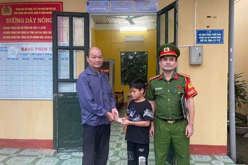 Nhặt được điện thoại và ví, hai người dân Lào Cai nhờ công an tìm người đánh rơi