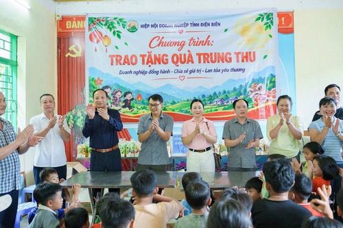 Chung tay để trẻ em vùng cao Tuần Giáo đón Trung thu đủ đầy