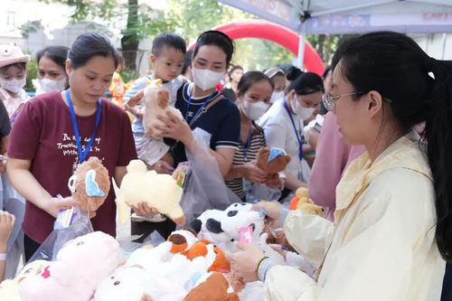 Hơn 2.300 phần quà dành tặng bệnh nhi tại Bệnh viện Nhi Trung ương