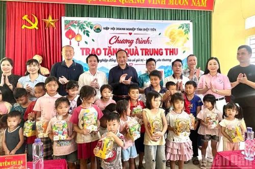 Điện Biên: Gần 2.000 phần quà Trung thu đến với trẻ vùng cao