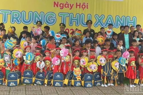 Lâm Đồng: Mang học bổng, nước sạch về với vùng biên Quảng Trực