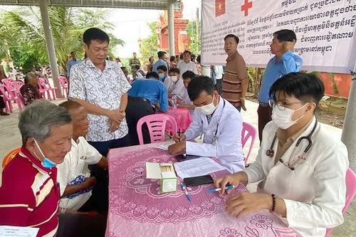 Khám bệnh, cấp phát thuốc miễn phí và trao quà tặng người dân Campuchia