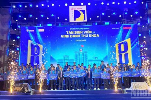Đà Nẵng: Trường đại học Bách khoa vinh danh và trao 700 triệu đồng học bổng cho tân sinh viên