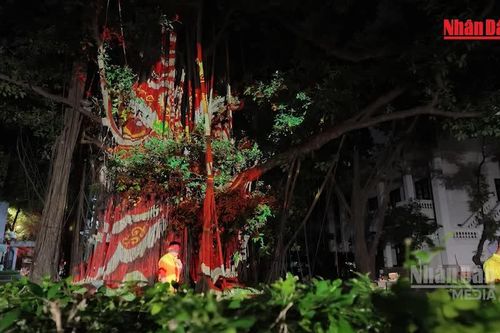 [Video] Tái hiện màn múa lân đón trăng rằm dưới 'Tán Đa Show'