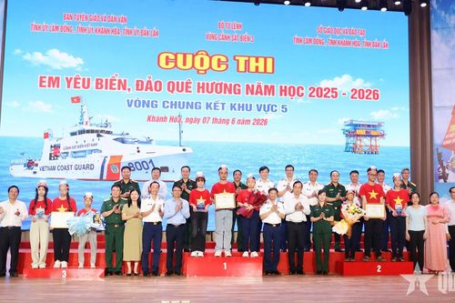 Gieo mầm tình yêu biển, đảo quê hương