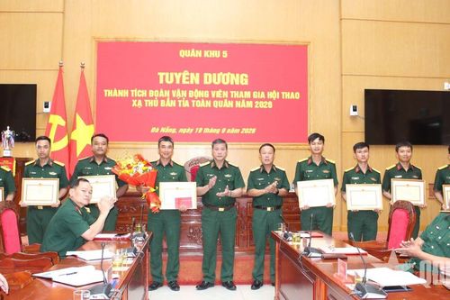 Quân khu 5 tuyên dương đoàn vận động viên tham gia Hội thao Xạ thủ bắn tỉa toàn quân