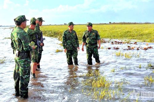 Bộ đội Biên phòng tuần tra đường biên, góp phần phục vụ công tác phân giới, cắm mốc