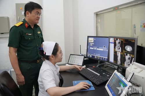 Thượng tá Phan Hữu Hùng tận tâm với người bệnh, sáng tạo vì nhiệm vụ